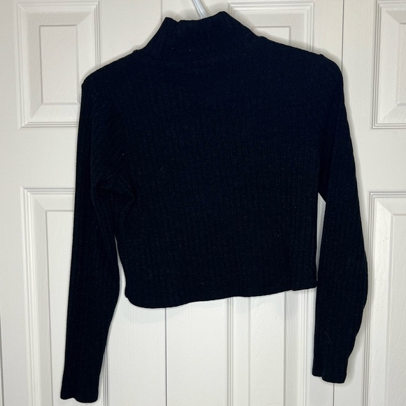 Long Sleeve Crop Top - Picture 2 of 2